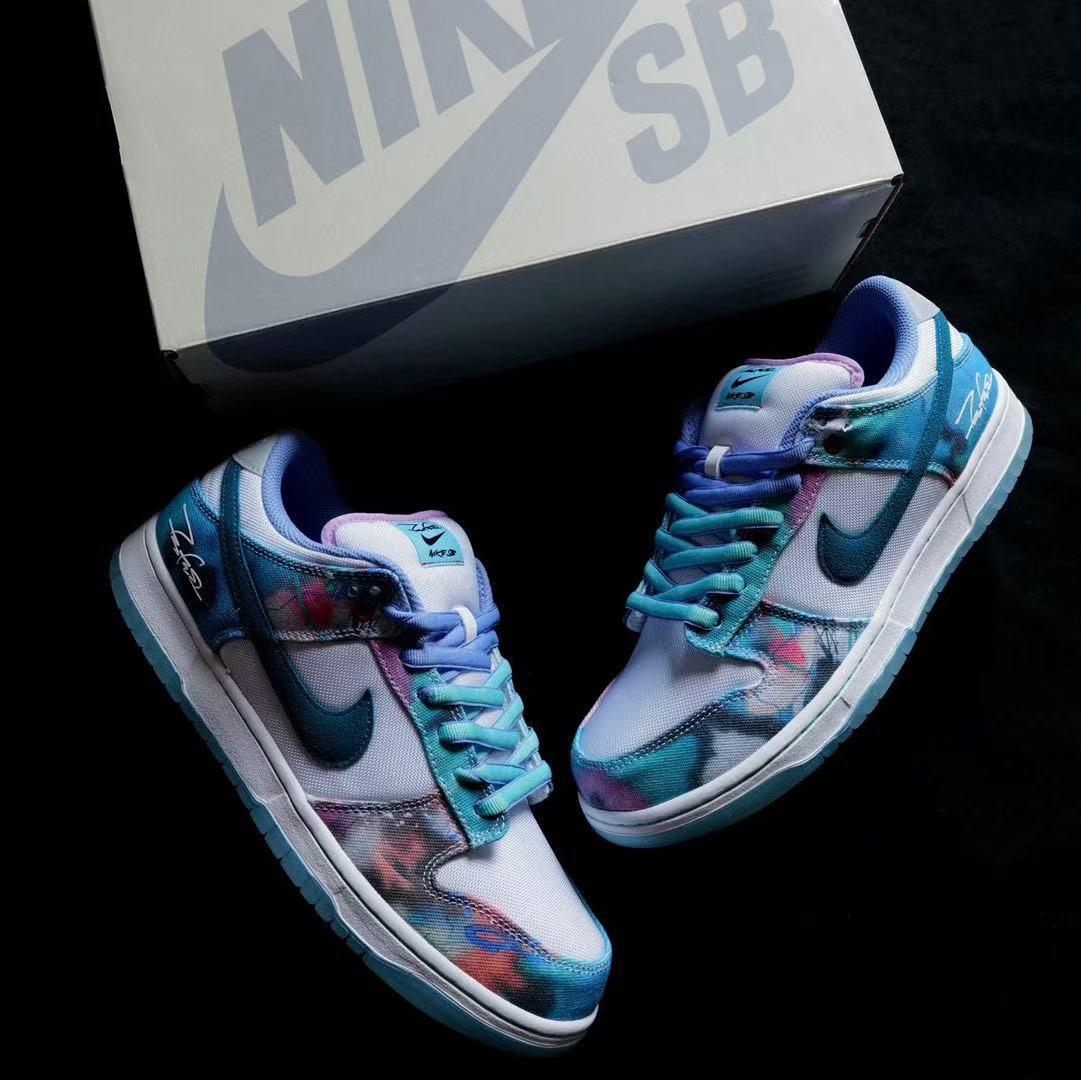 futura laboratories x nike sb dunk low